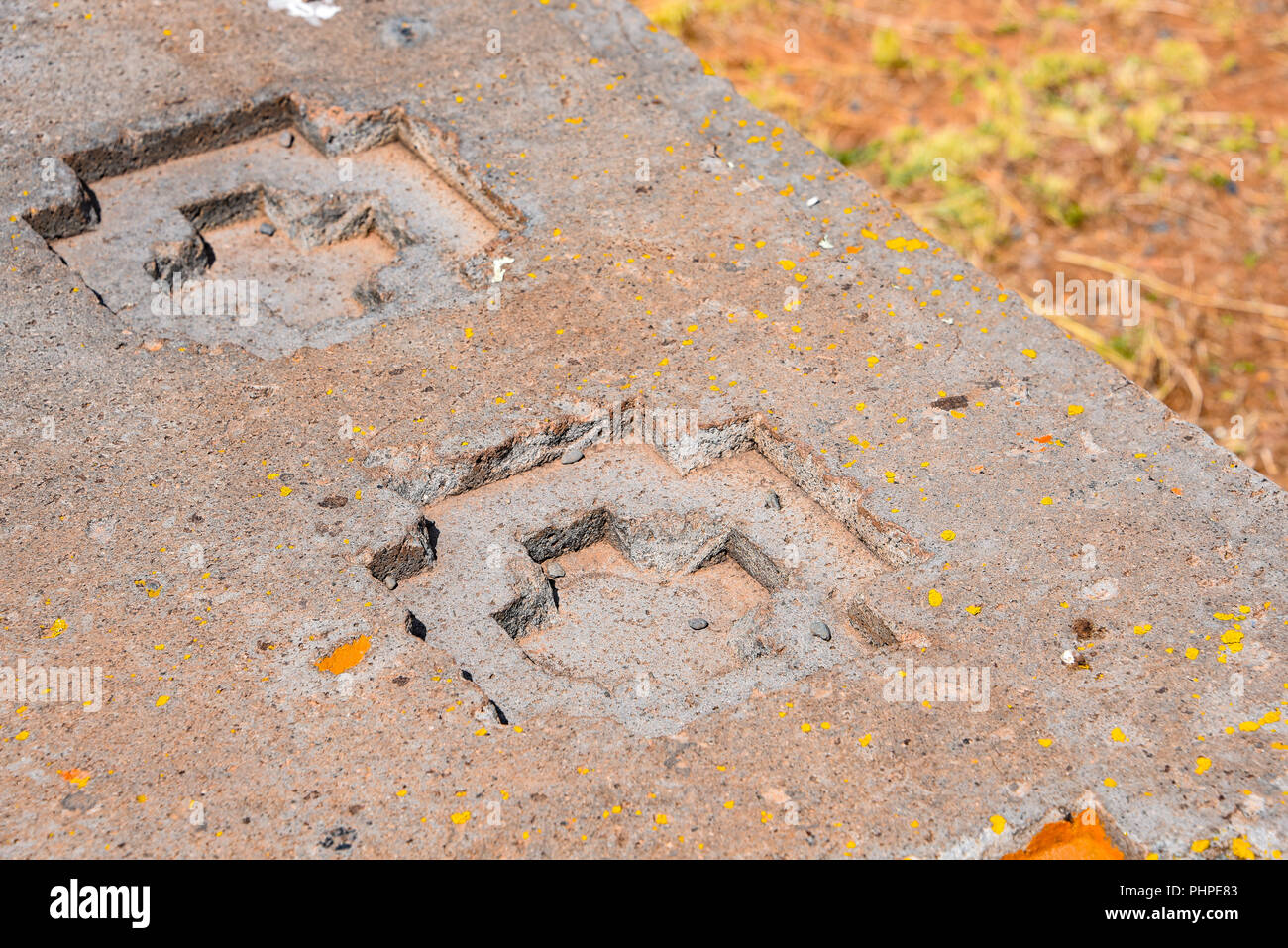 Aufwändige Steinbildhauerei in megalithischen Stein bei Puma Punku, Teil der Tiwanaku archäologischer Komplex, ein UNESCO-Weltkulturerbe, in der Nähe von La Paz, Boli Stockfoto