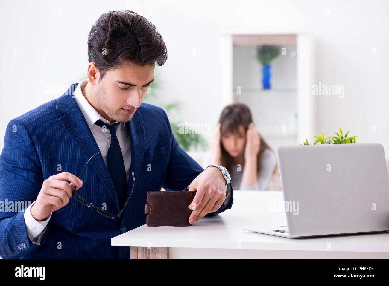 Bankrotte Familie ohne Bargeld zu Hause Stockfoto