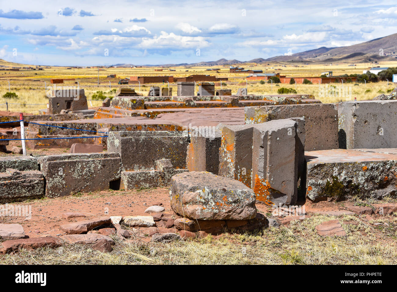 Aufwändige Steinbildhauerei in megalithischen Stein bei Puma Punku, Teil der Tiwanaku archäologischer Komplex, ein UNESCO-Weltkulturerbe, in der Nähe von La Paz, Boli Stockfoto