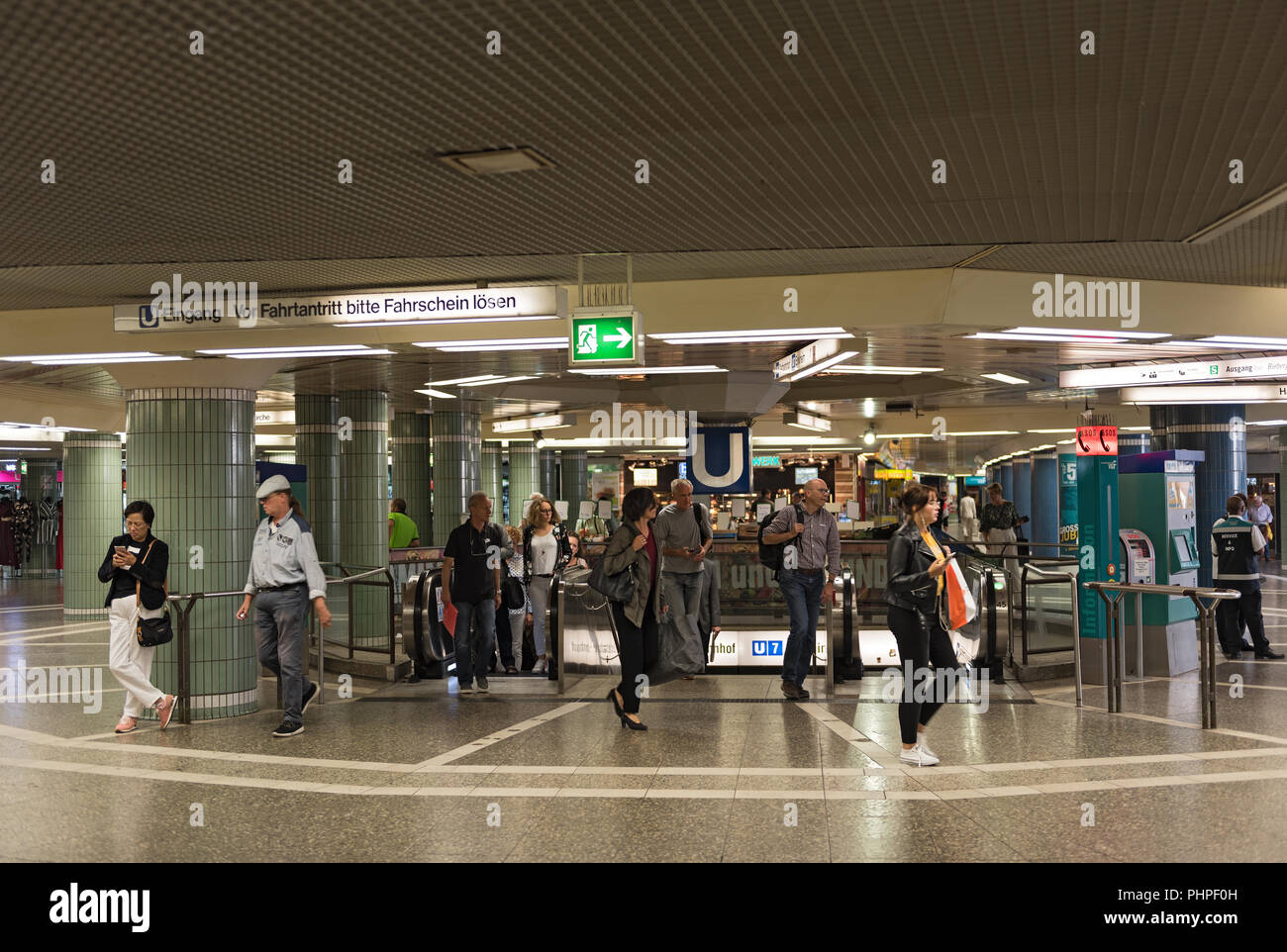 Die Passagiere an der Rolltreppe im U-Bahnhof Hauptwache, Frankfurt am Main, Deutschland. Stockfoto