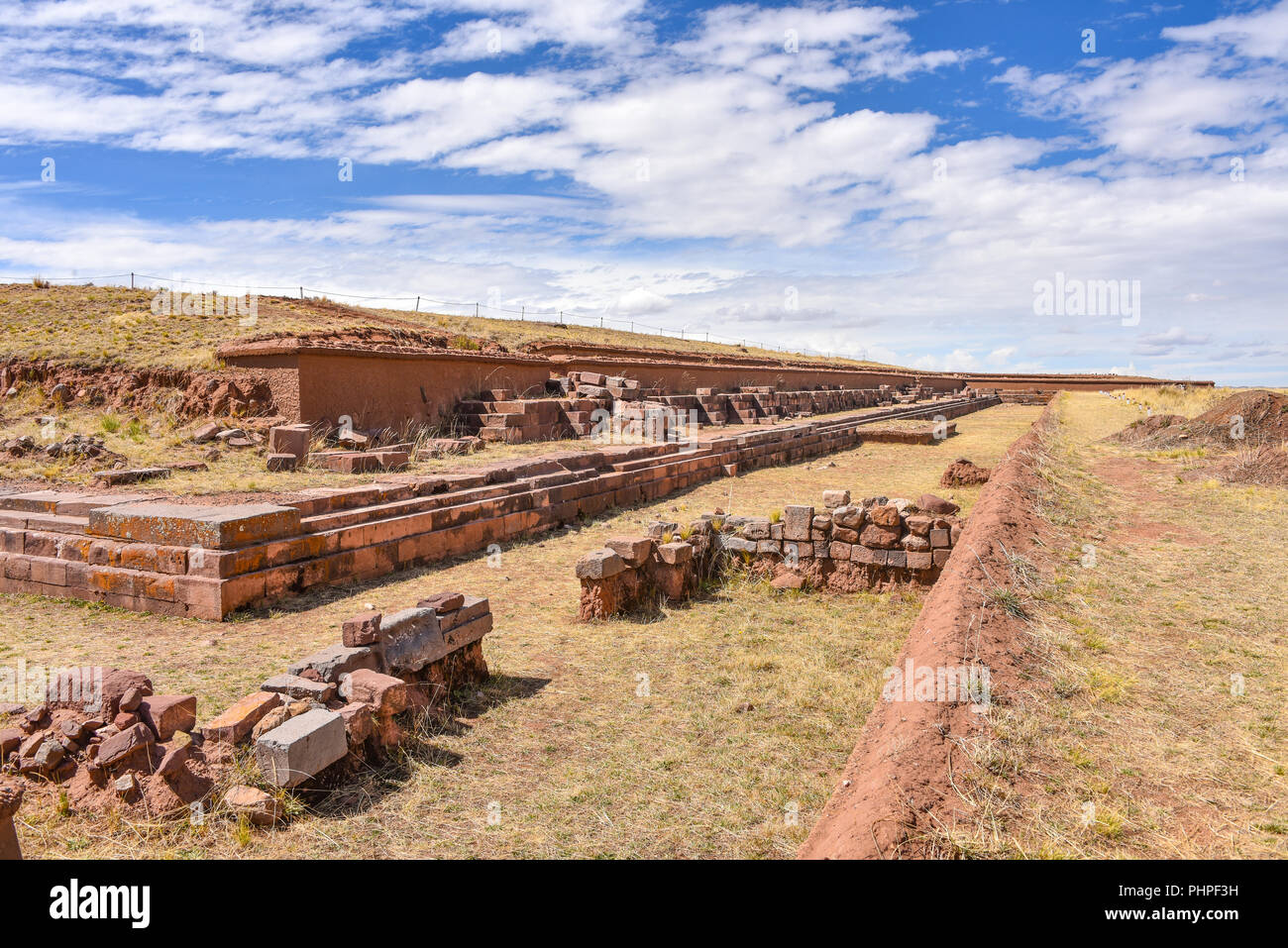 Steinmauern von Archäologen an der Puma Punku Abschnitt von Tiwanaku, einem UNESCO-Weltkulturerbe, in der Nähe von La Paz, Bolivien aufgedeckt Stockfoto