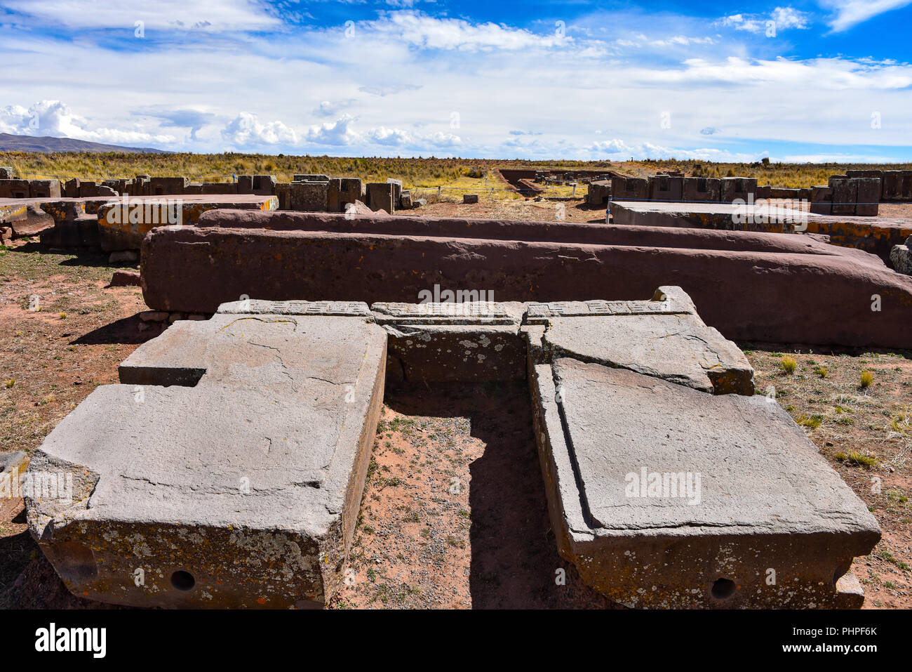 Kunstvolle Schnitzereien in megalithischen Stein bei Puma Punku, Teil der Tiwanaku archäologischer Komplex, ein UNESCO-Weltkulturerbe, in der Nähe von La Paz, Bolivien. Stockfoto
