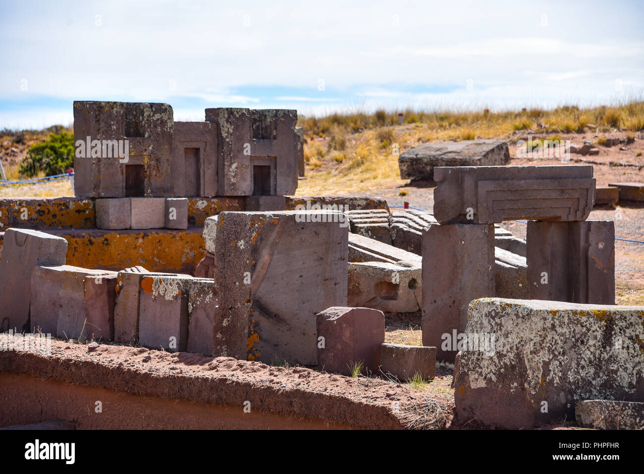 Kunstvolle Schnitzereien in megalithischen Stein bei Puma Punku, Teil der Tiwanaku archäologischer Komplex, ein UNESCO-Weltkulturerbe, in der Nähe von La Paz, Bolivien. Stockfoto