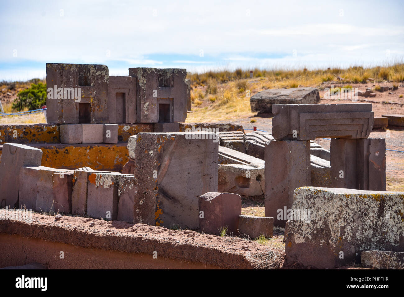Kunstvolle Schnitzereien in megalithischen Stein bei Puma Punku, Teil der  Tiwanaku archäologischer Komplex, ein UNESCO-Weltkulturerbe, in der Nähe  von La Paz, Bolivien Stockfotografie - Alamy