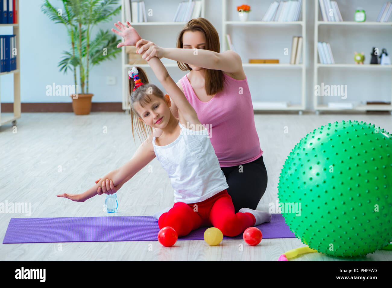 Mädchen und Mutter zu Hause trainieren Stockfoto