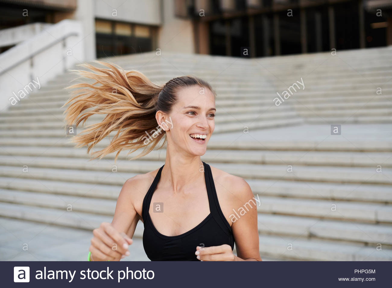 Lächelnde Frau mit windswept Haar Stockfoto