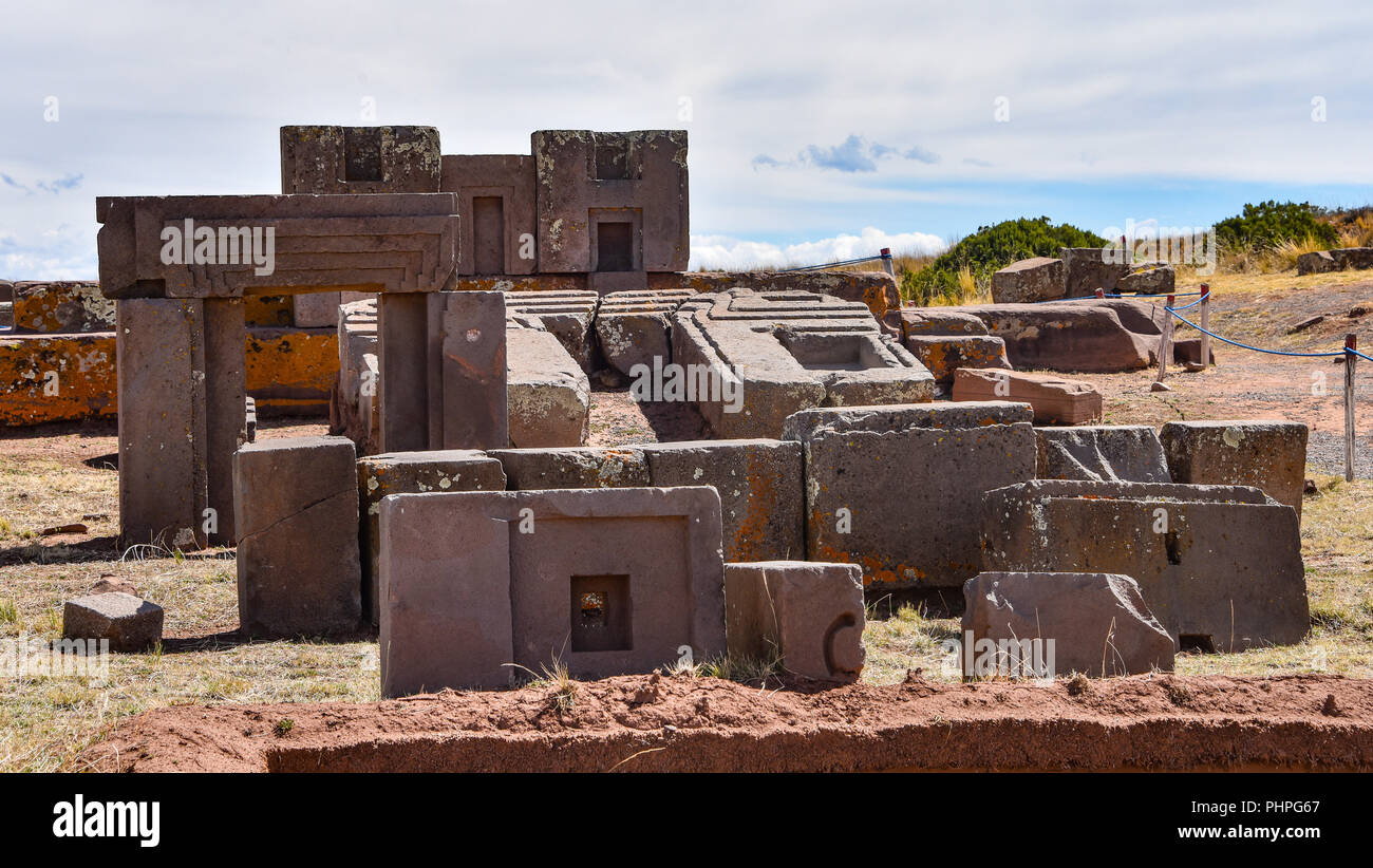 Kunstvolle Schnitzereien in megalithischen Stein bei Puma Punku, Teil der Tiwanaku archäologischer Komplex, ein UNESCO-Weltkulturerbe, in der Nähe von La Paz, Bolivien. Stockfoto