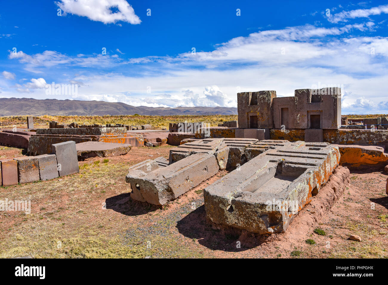 Kunstvolle Schnitzereien in megalithischen Stein bei Puma Punku, Teil der Tiwanaku archäologischer Komplex, ein UNESCO-Weltkulturerbe, in der Nähe von La Paz, Bolivien. Stockfoto