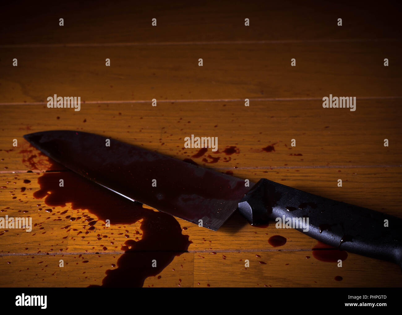 Ein Messer links auf dem Boden im Blut von einem Mörder oder Killer verwendet getränkt. Auch in den Selbstmord. Stockfoto