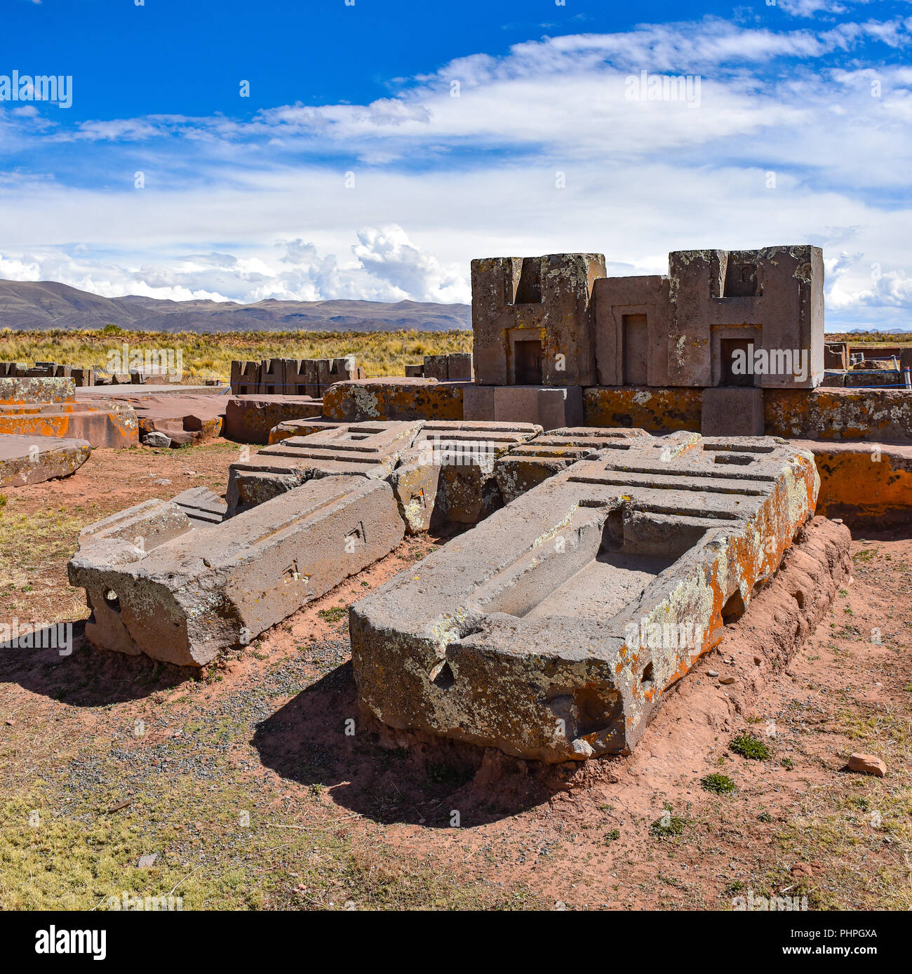 Kunstvolle Schnitzereien in megalithischen Stein bei Puma Punku, Teil der  Tiwanaku archäologischer Komplex, ein UNESCO-Weltkulturerbe, in der Nähe  von La Paz, Bolivien Stockfotografie - Alamy