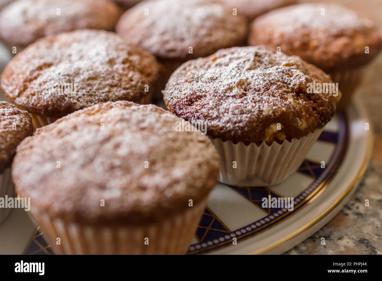 Batch an hausgemachten frisch gebackenen Kuchen oder Muffins Stockfoto