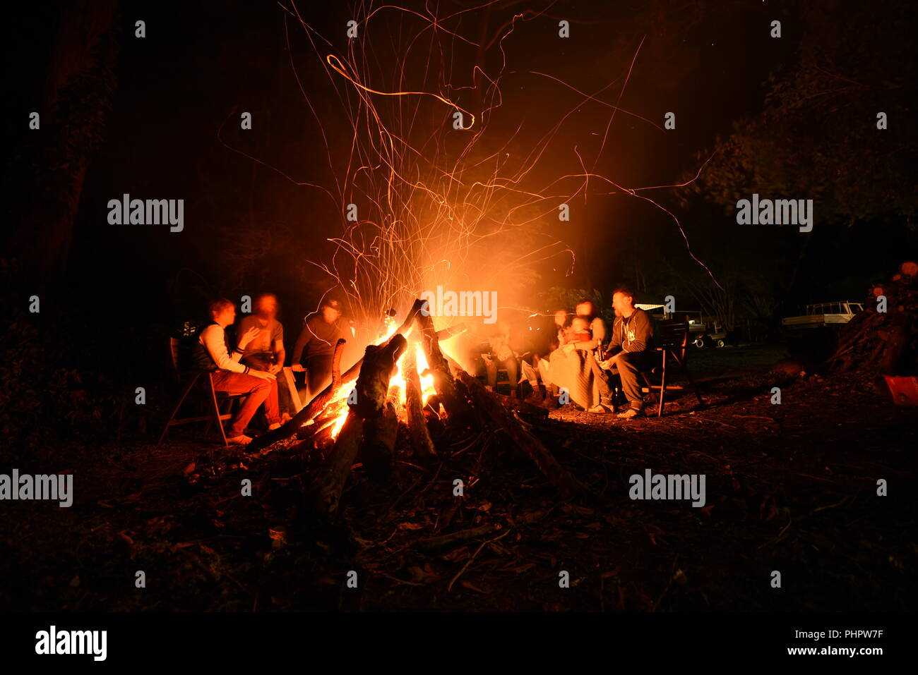 Zeit mit der Familie um ein Feuer Stockfoto