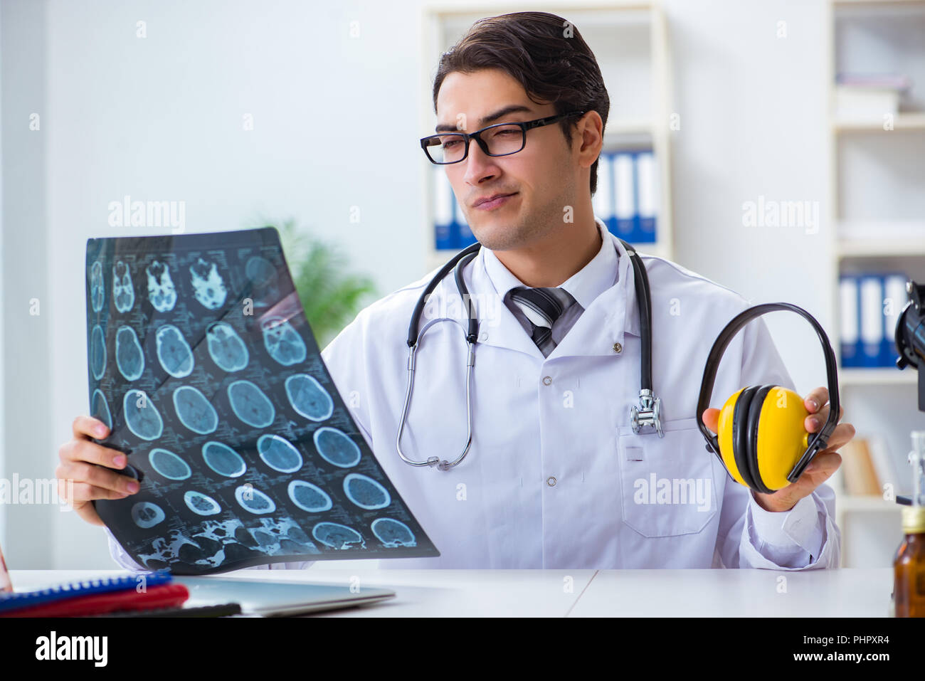 Sicherheit Arzt Beratung über Kopfhörer mit Geräuschminimierung Stockfoto