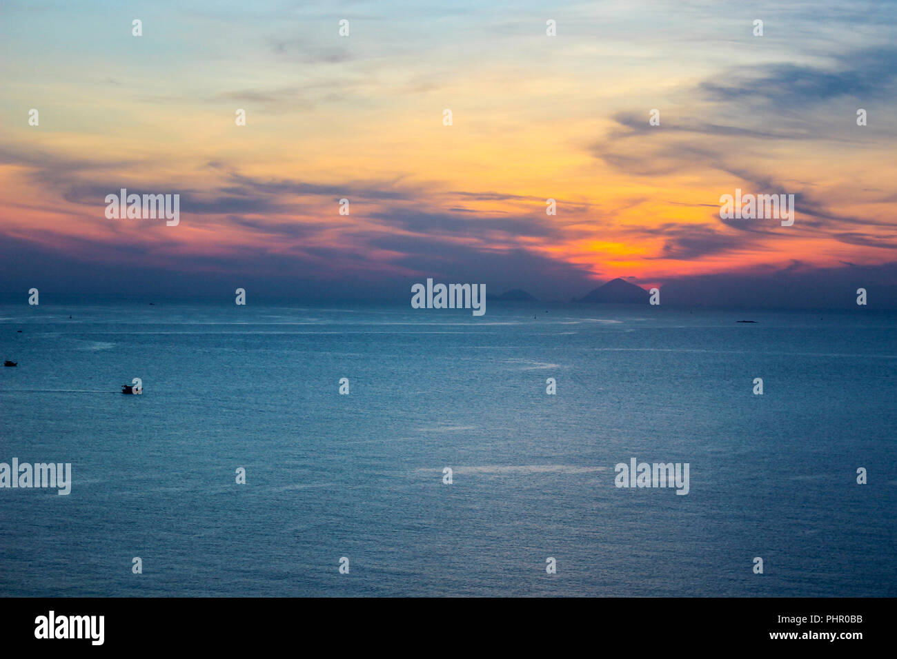 Island Ocean magischen Sonnenuntergang Asien Urlaub Reisen Anblick Rot Orange Violett Stockfoto