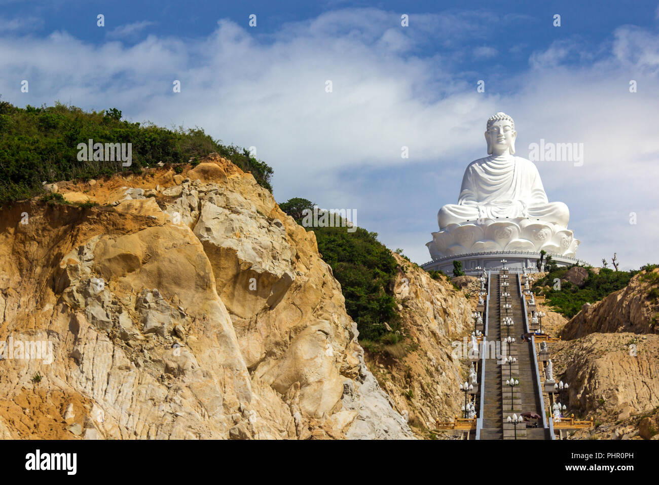 Weißer Buddha Statue Vietnam Schritte Klippen sonnige Asien religiöse Denkmal Landschaft Stockfoto