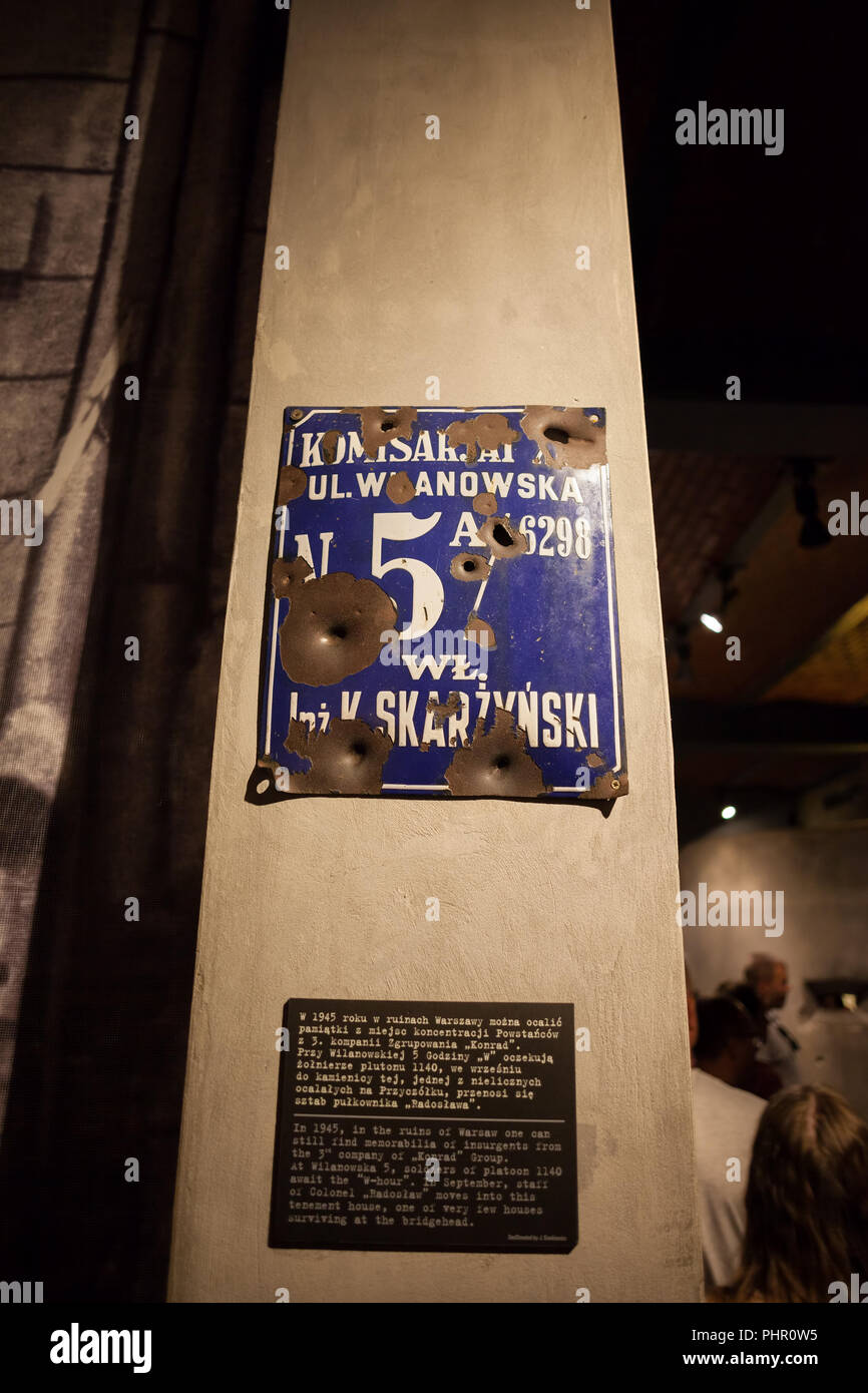 Einschusslöcher auf der Straße die Platte von der Kämpfe an der Aufstand 1944 im Museum des Warschauer Aufstandes in Warschau, Polen Stockfoto