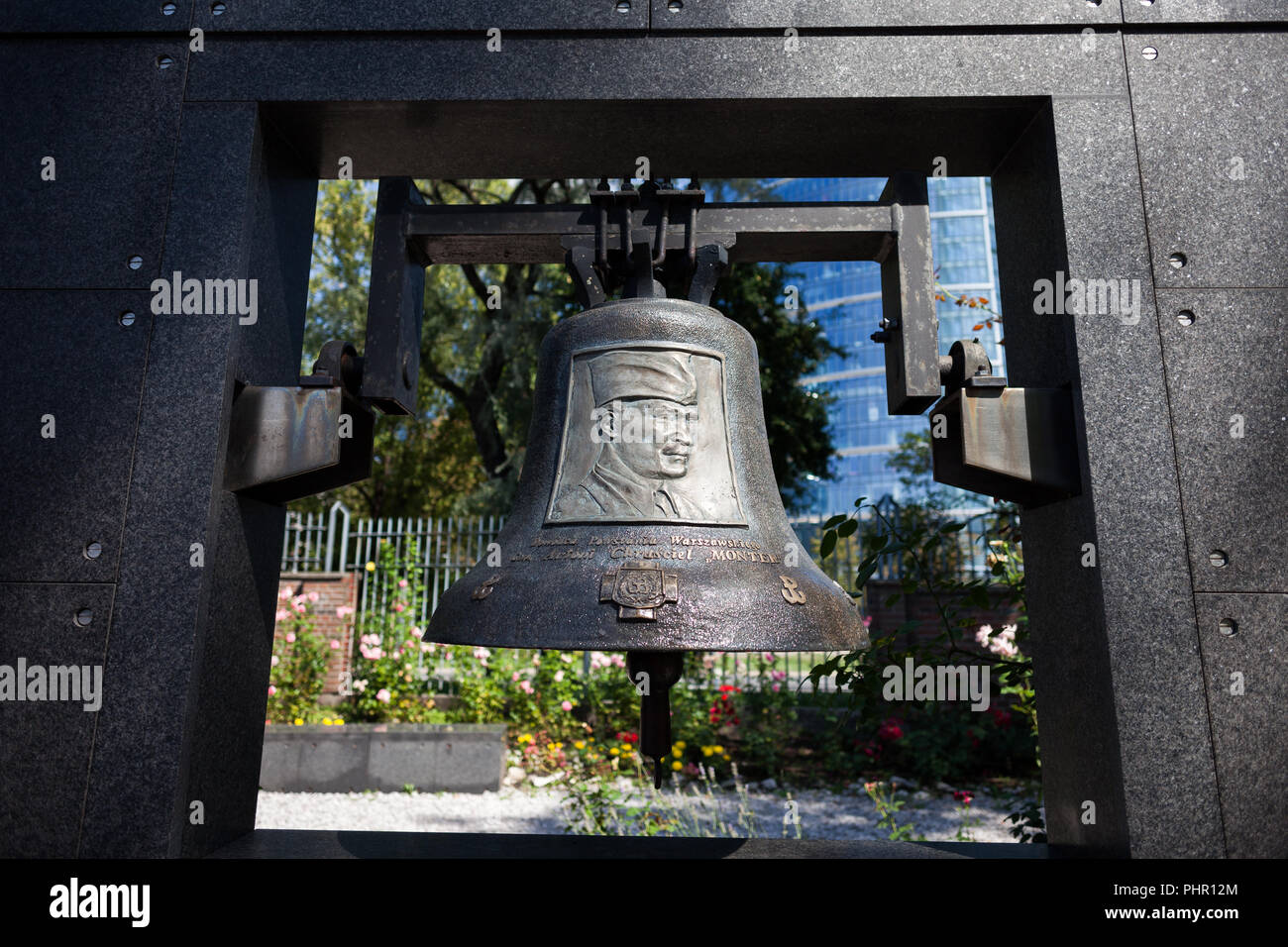 Monter Glocke in Mauer der Erinnerung, nach dem Commander-in-chief des Warschauer Aufstands, General Antoni Chrusciel im Museum des Warschauer Aufstandes, Warschau, Pol genannt Stockfoto