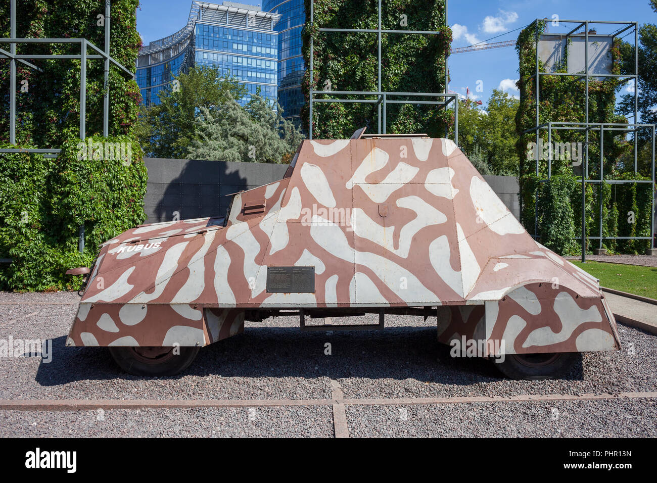 Gepanzertes Fahrzeug Replik Kubuś genannt, auf das Gehäuse von Chevrolet truck Bauen, bedeckt mit Stahlplatten, Museum des Warschauer Aufstandes in Warschau, Polen Stockfoto