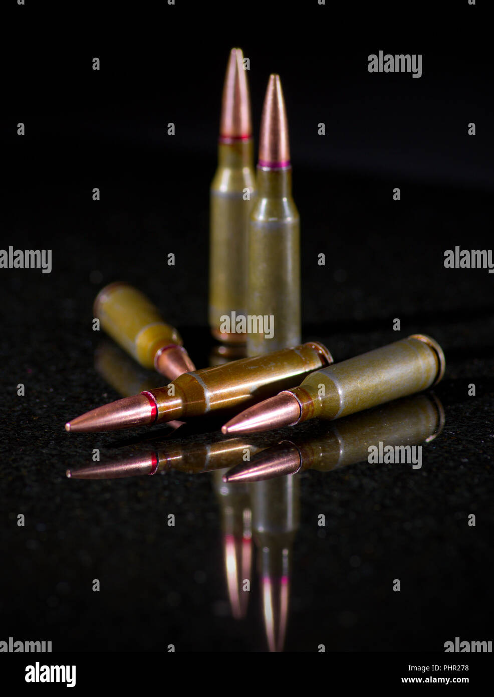 Munition Patronen auf schwarzem Hintergrund Stockfoto