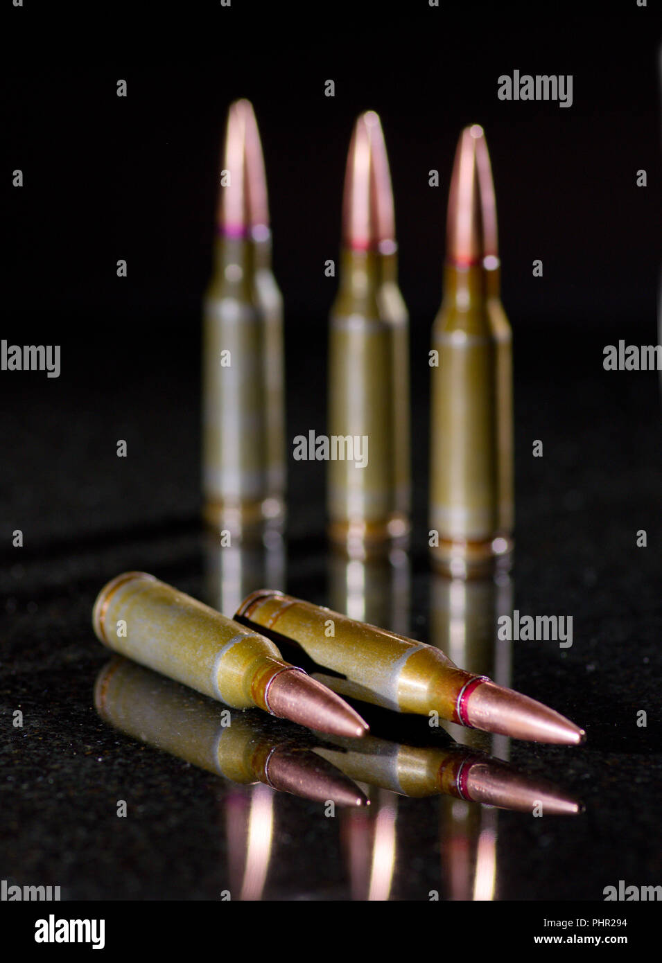Munition Patronen auf schwarzem Hintergrund Stockfoto