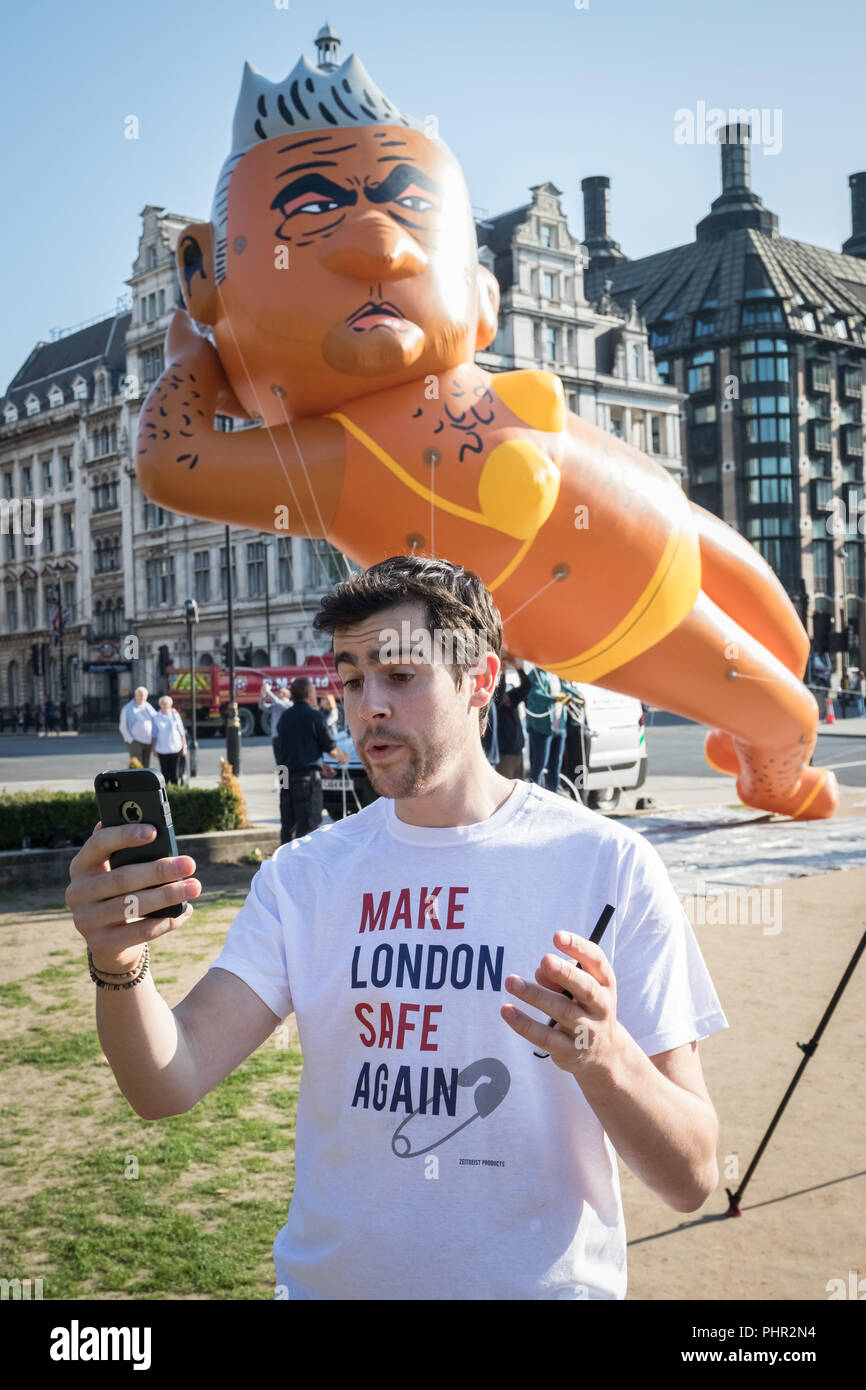 Riesige Luftschiff der Londoner Bürgermeister Sadiq Khan trägt einen gelben Bikini wird aufgeblasen, bereit, über Parliament Square in London zu fliegen. Stockfoto