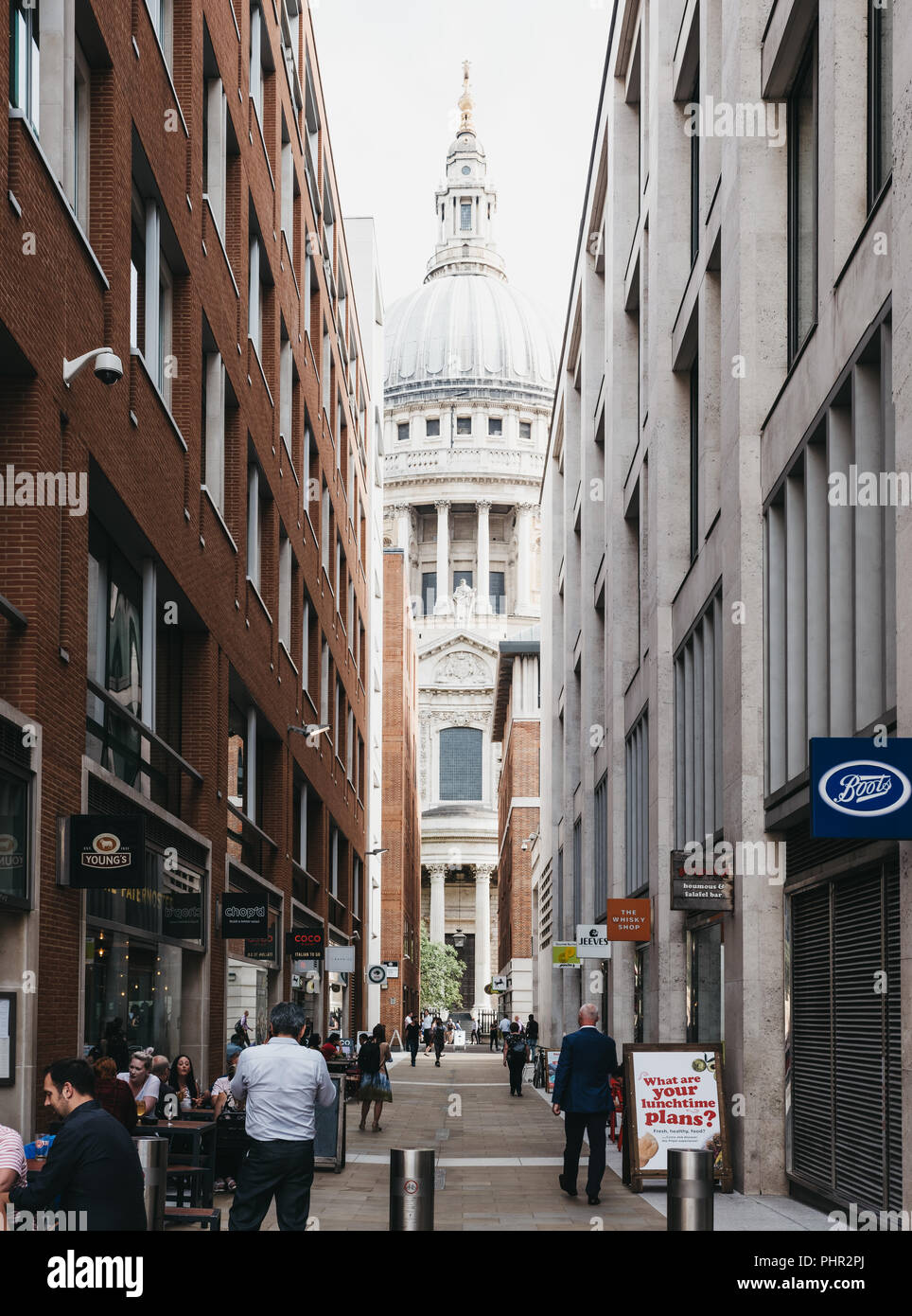 London, Großbritannien - 24 Juli, 2018: die Menschen zu Fuß auf Queens Weg Passage in der Londoner City, UK, St. Paul's Kathedrale im Hintergrund. Stadt London ist eine Fa Stockfoto