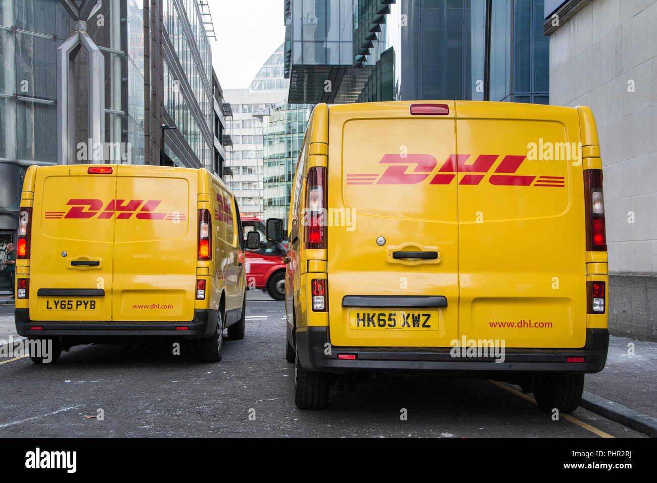 Zwei DHL-Kurier Transporter in der City von London, Großbritannien Stockfoto
