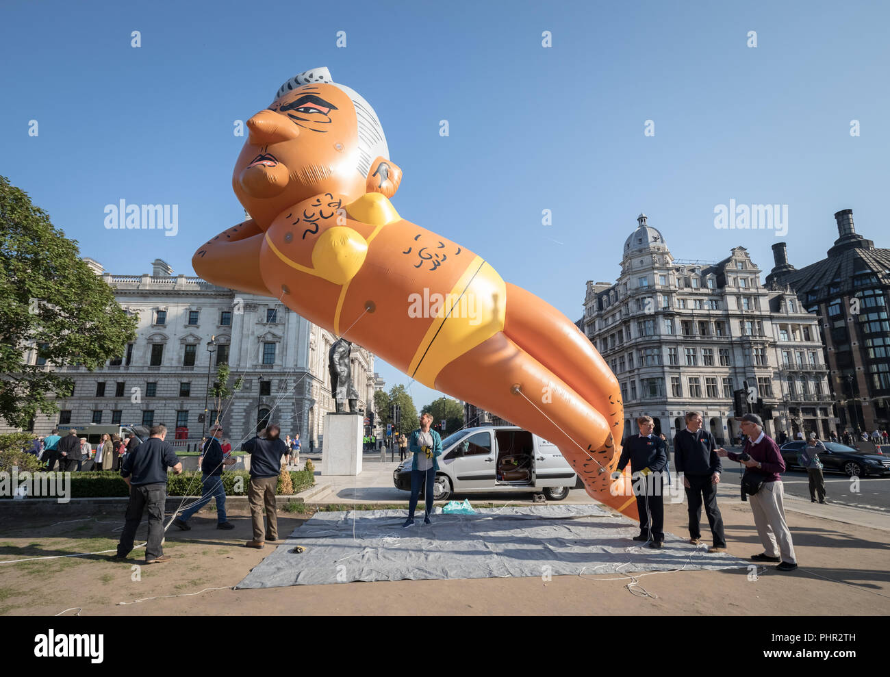 Riesige Luftschiff der Londoner Bürgermeister Sadiq Khan trägt einen gelben Bikini wird aufgeblasen, bereit, über Parliament Square in London zu fliegen. Stockfoto