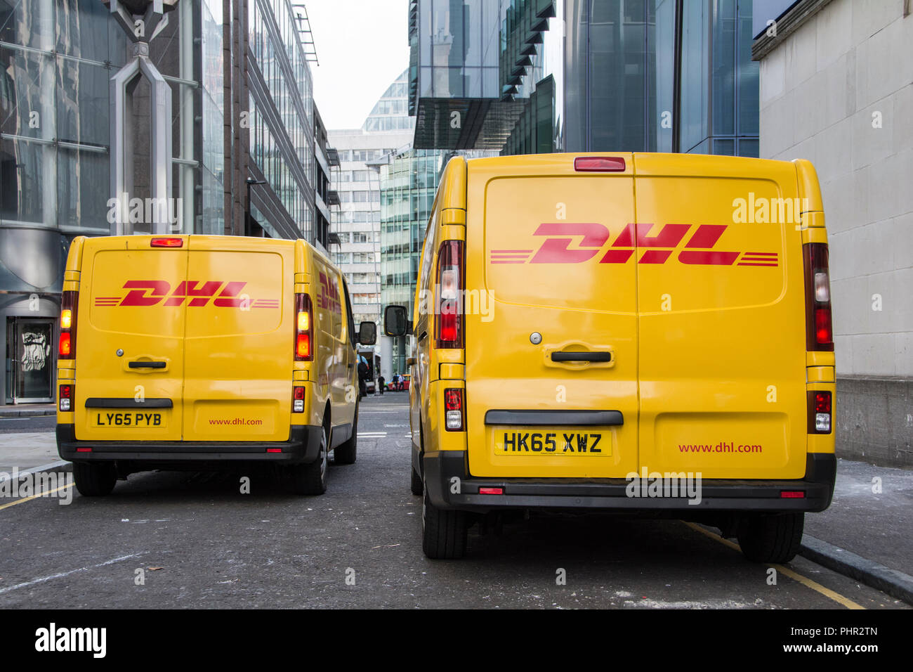 Zwei DHL-Kurier Transporter in der City von London, Großbritannien Stockfoto