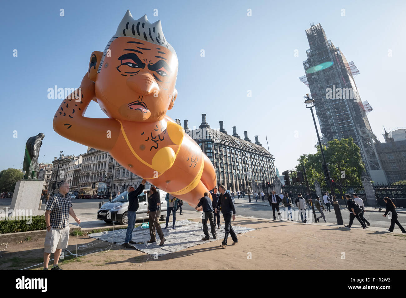 Riesige Luftschiff der Londoner Bürgermeister Sadiq Khan trägt einen gelben Bikini wird aufgeblasen, bereit, über Parliament Square in London zu fliegen. Stockfoto