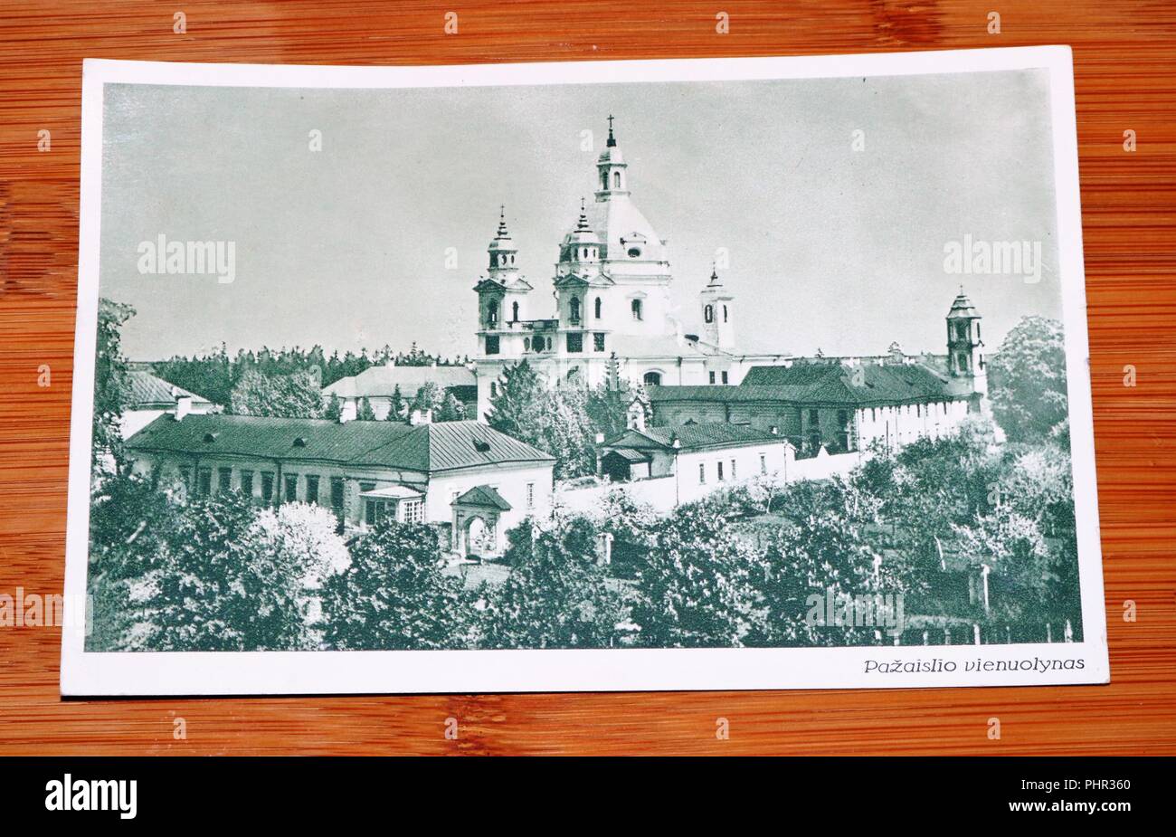 Vintage Schwarz und Weiß Postkarte zeigt Pažaislis Kloster und die Kirche der Heimsuchung in Litauen - Soziale Geschichte Stockfoto