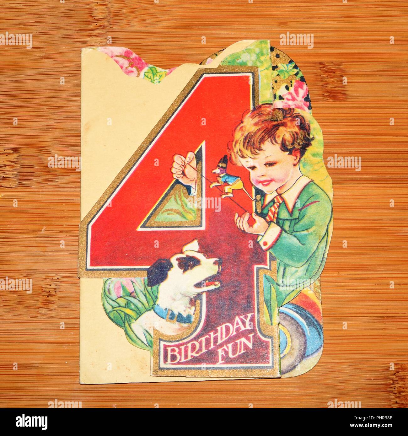 Vintage Grußkarte angezeigt Nummer vier mit Junge und Hund - soziale Geschichte Stockfoto
