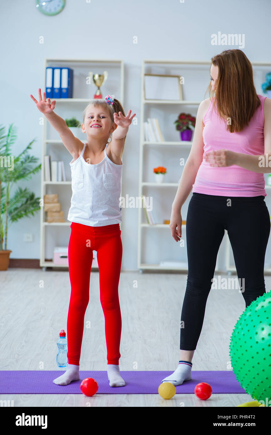 Mädchen und Mutter zu Hause trainieren Stockfoto