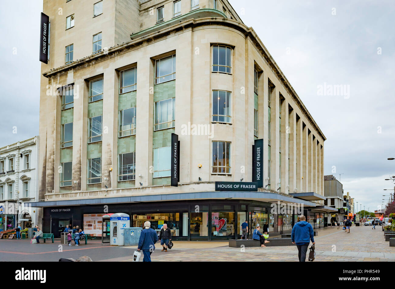 House of Fraser store, ehemals Binns erbaut 1950 im Art déco-Stil der Architektur in Middlesbrough, Cleveland Großbritannien mit Menschen zu Fuß Stockfoto