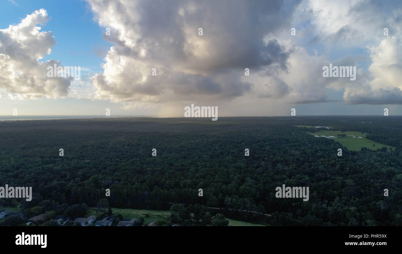 Drone Foto aufnimmt Wolken und Regen in der Ferne Stockfoto