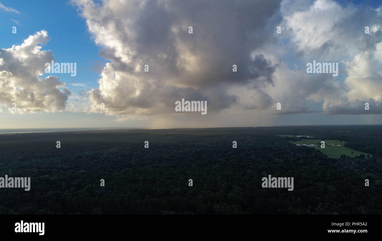 Drone Bild von fernen Regen und Wolken Stockfoto
