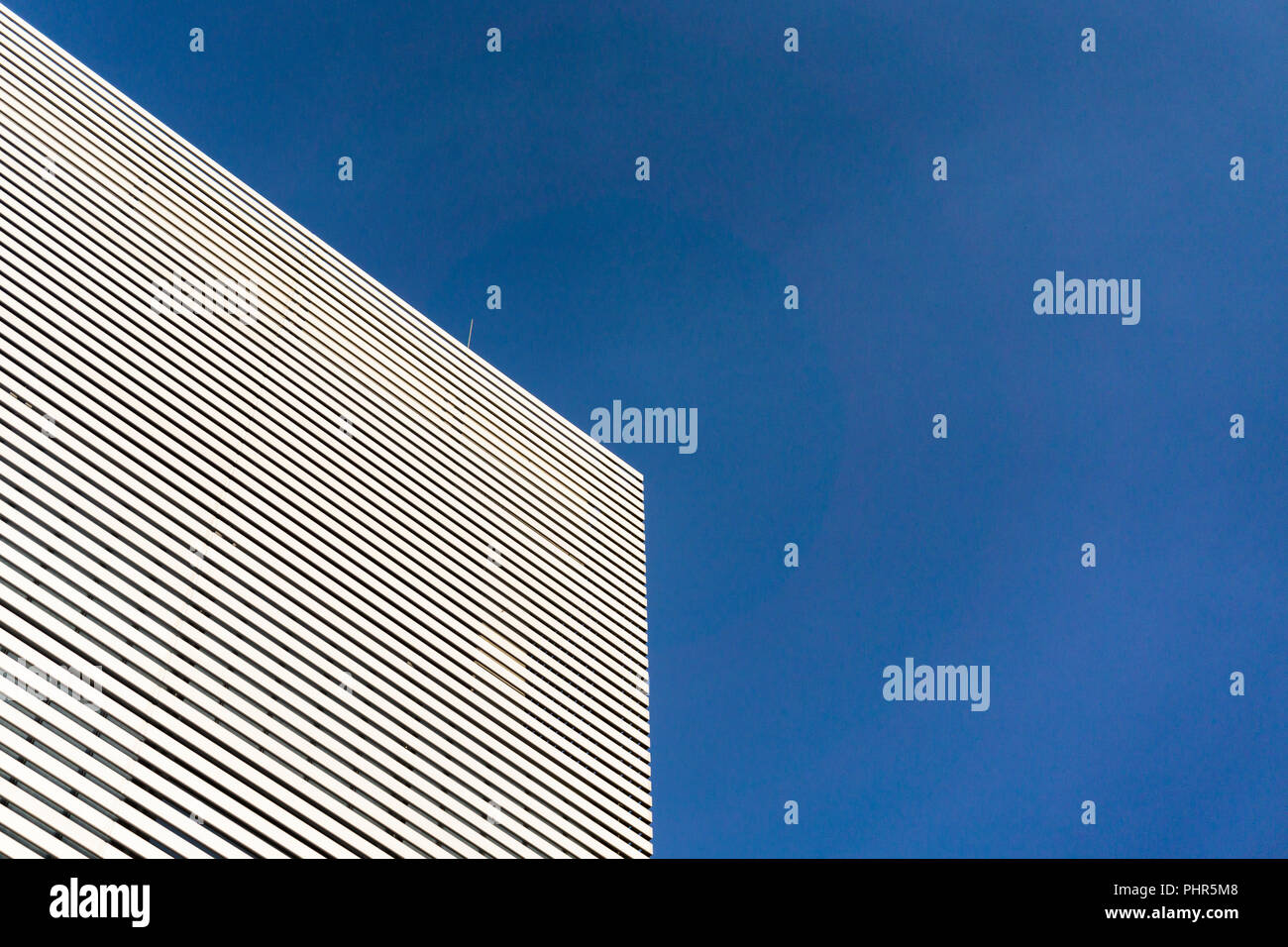 Berlin, Deutschland, 29. August 2018: Die Fassade des Lagergebäudes gegen den blauen Himmel Stockfoto