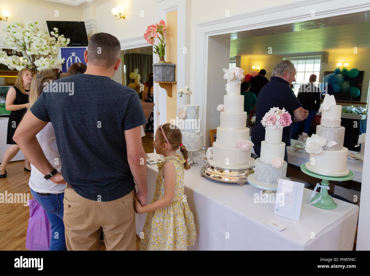 Leute einkaufen für Hochzeit Kuchen auf einer Hochzeitsmesse, Newmarket, Suffolk UK Stockfoto