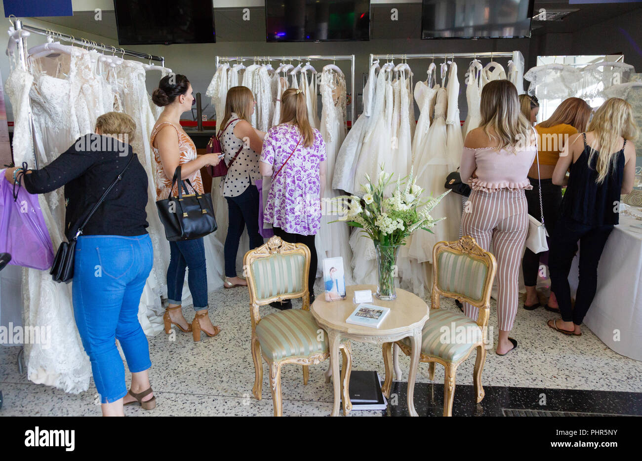 Frauen Shopping für Brautkleider bei einer Hochzeit Messe, Newmarket, Suffolk UK Stockfoto