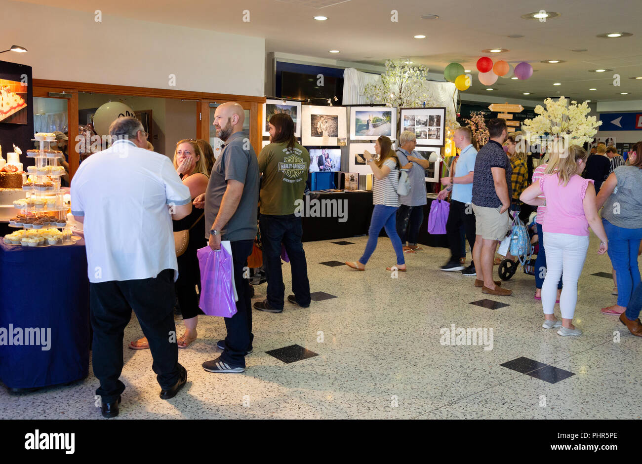 Leute, Shopping und Auswahl Hochzeit Vorbereitungen auf einer Hochzeitsmesse, Newmarket, Suffolk UK Stockfoto