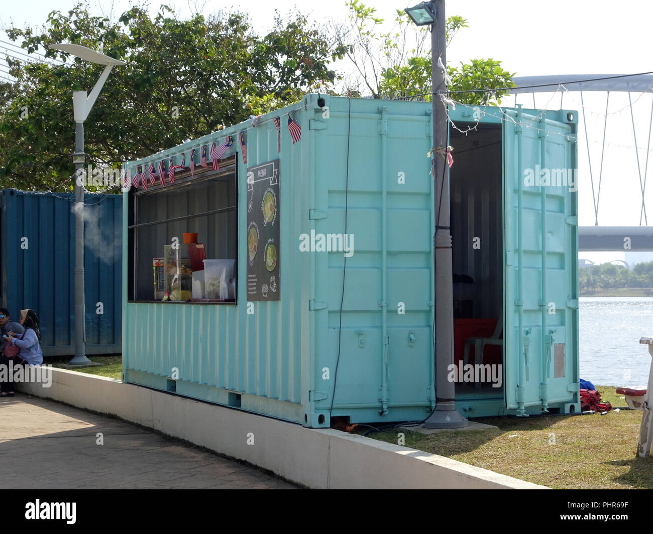 Essen und Getränke Shop von Shipping Container sanieren. Stockfoto