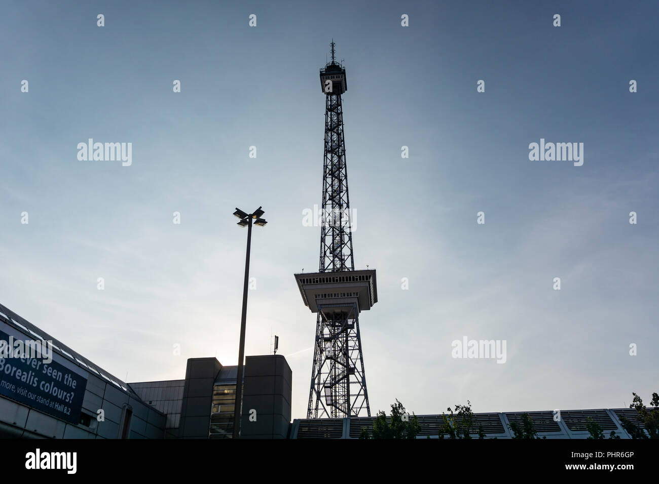 Berlin, Deutschland, 29. August 2018: Die alten Fernsehturm gegen die Sonne niedrig Stockfoto