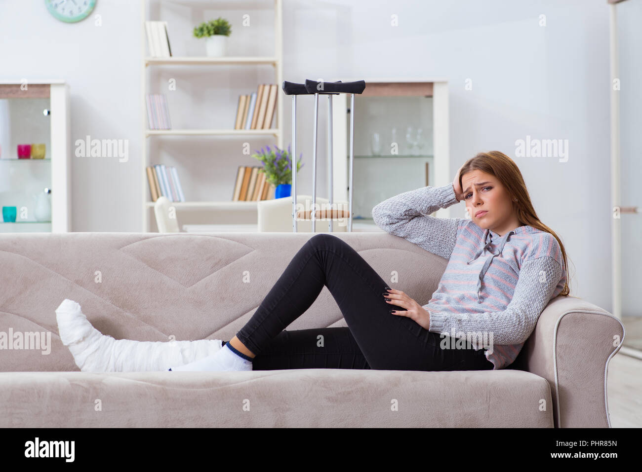 Bein gips frau krücken -Fotos und -Bildmaterial in hoher Auflösung – Alamy