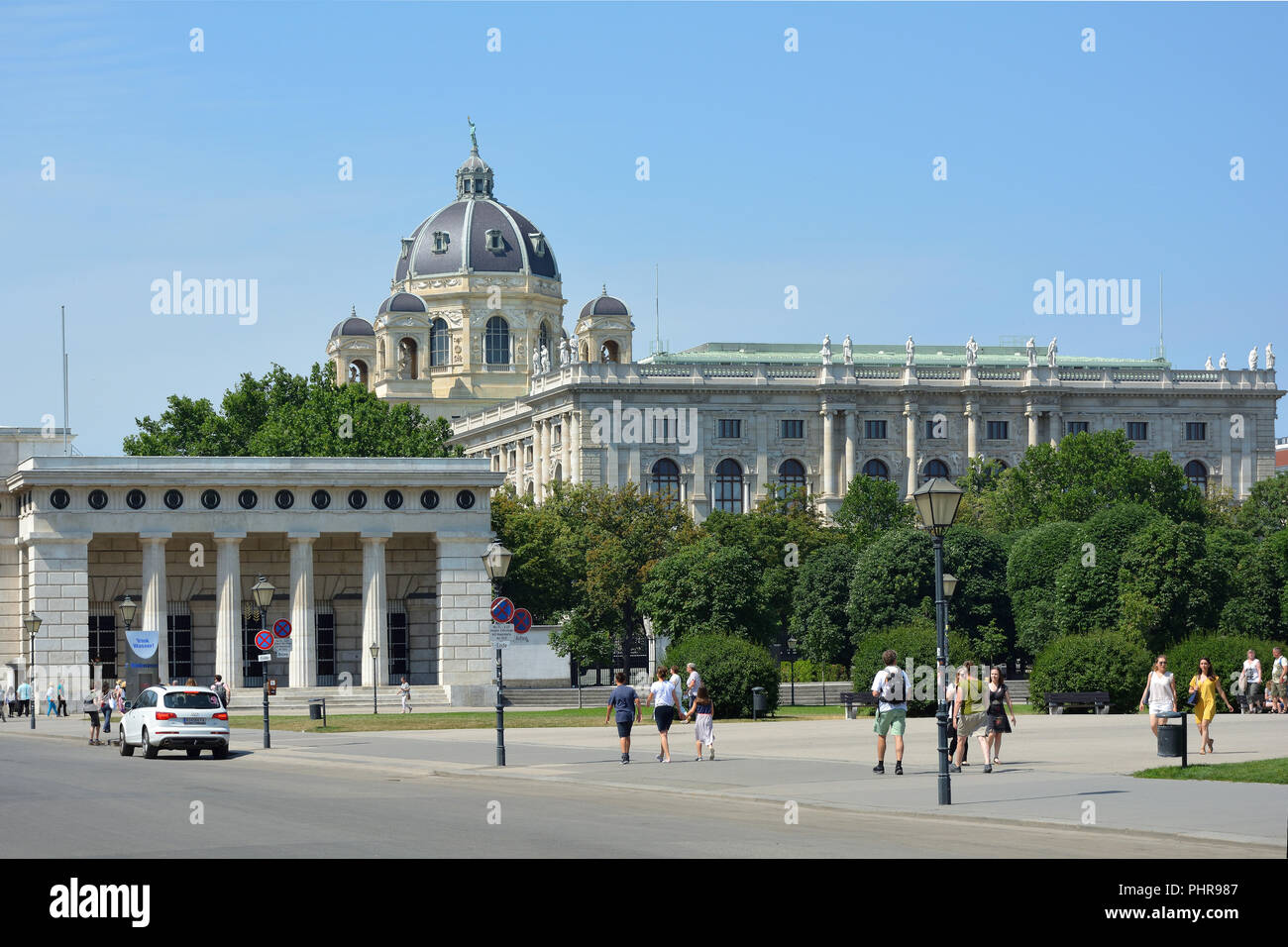 Touristen auf dem Heldenplatz in Wien in der Nähe der Hofburg - Österreich. Stockfoto