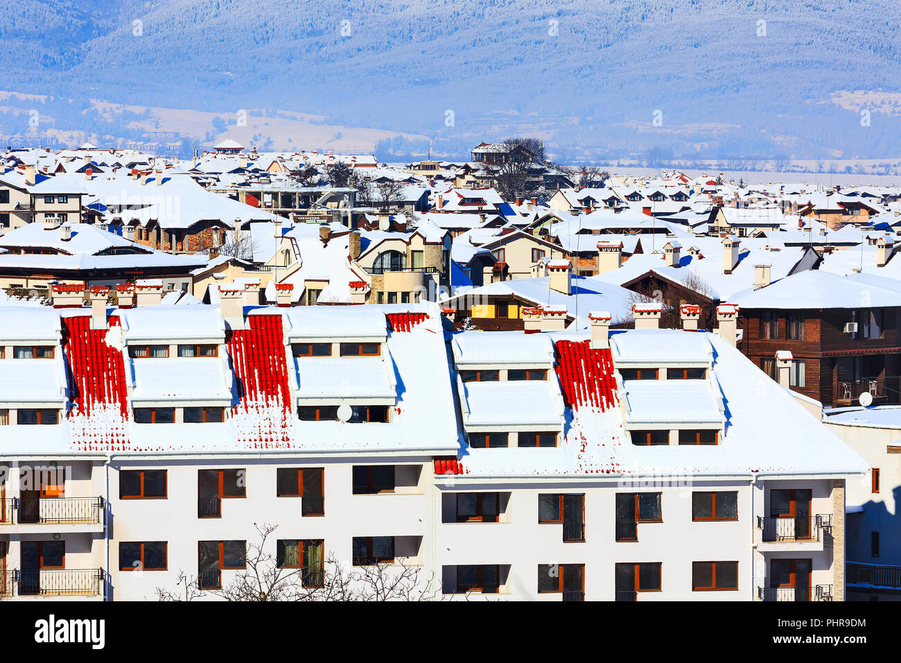 Häuser mit Schnee Dächer Panorama der bulgarischen Skigebiet Bansko, Bulgarien Stockfoto