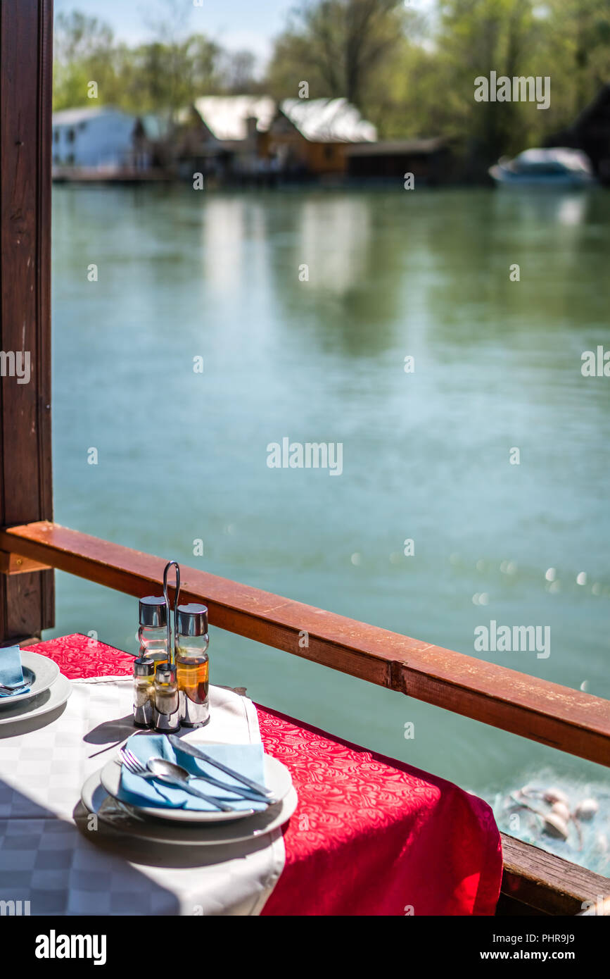 Holz- Restaurant am Flussufer in Ada Bojana Stockfoto