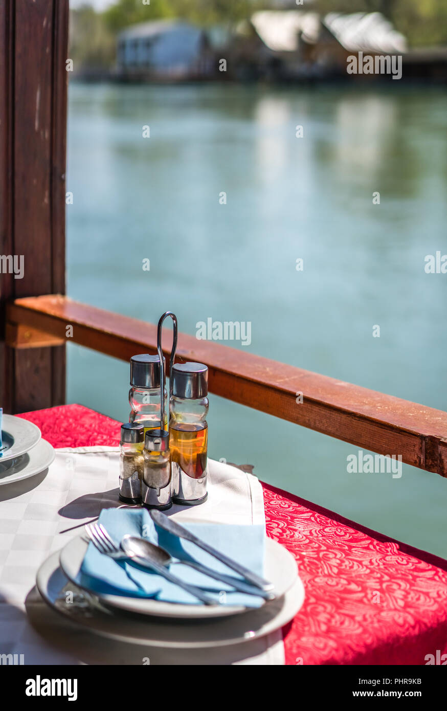 Holz- Restaurant am Flussufer in Ada Bojana Stockfoto