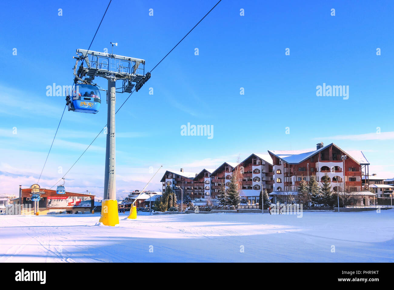 Bansko, Bulgarien - Januar 22, 2018: Winter Skigebiet Bansko mit Skipiste, Kabinen, Menschen und Berge Stockfoto