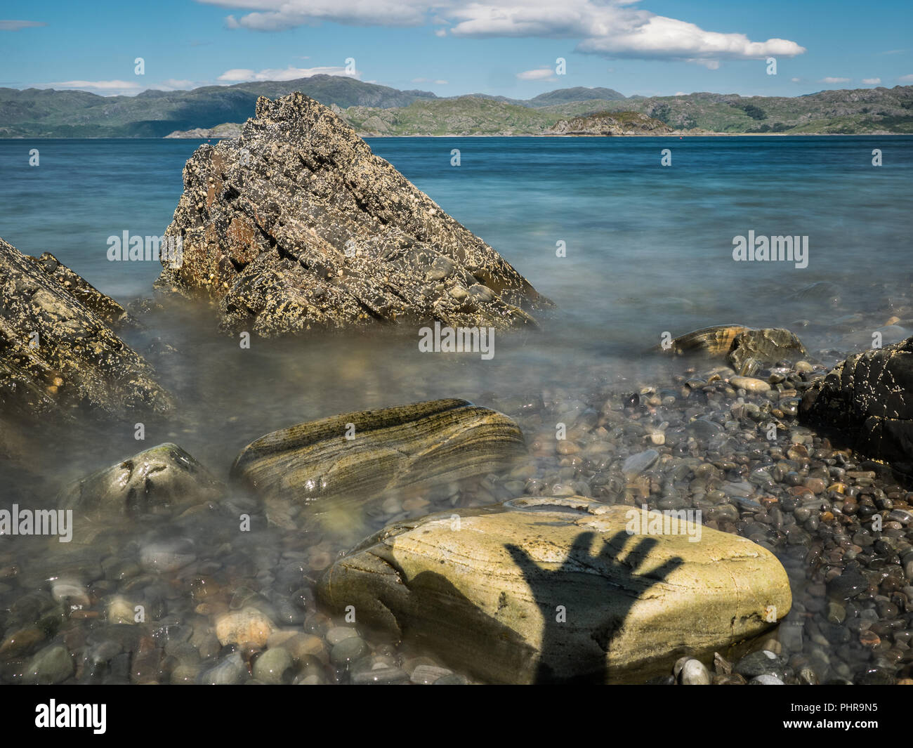 Schatten einer Hand in einem Küsten lange Belichtung Szene Stockfoto