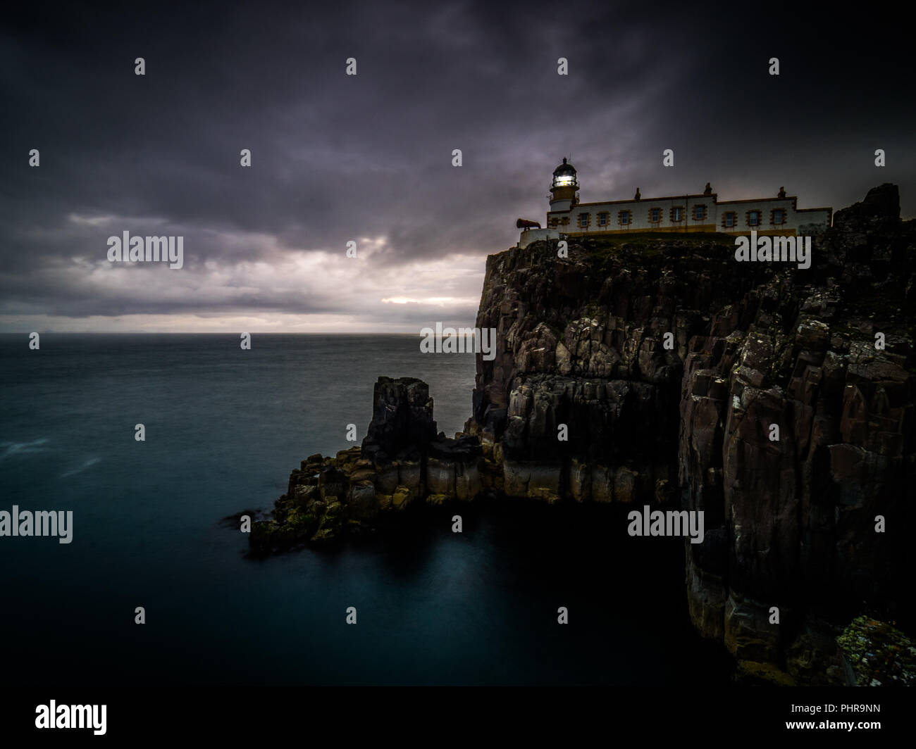 Neist Point Lighthouse in der Nacht Stockfoto
